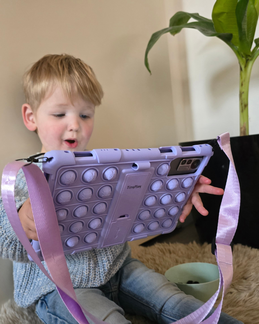 Jongetje_met_paarse_TinyPlay_Maxi_kindertablet