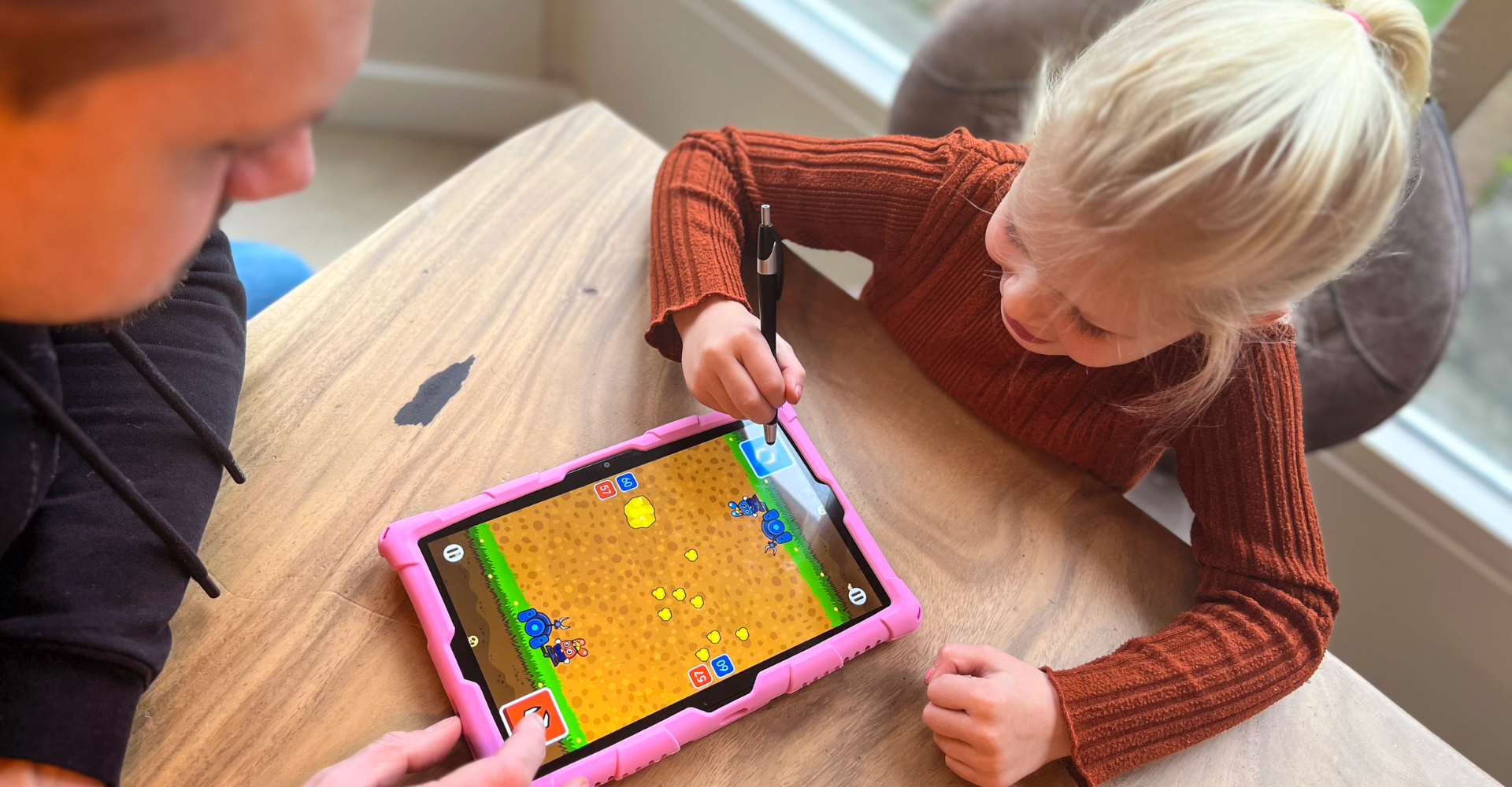 kind_en_vader_met_Tinyplay_kindertablet_maxi